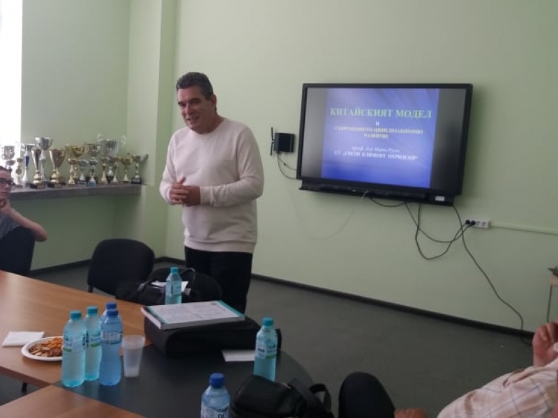 Председателят на професионалните географи в България  гостува в СУ „Николай Катранов“ и награди ученици 