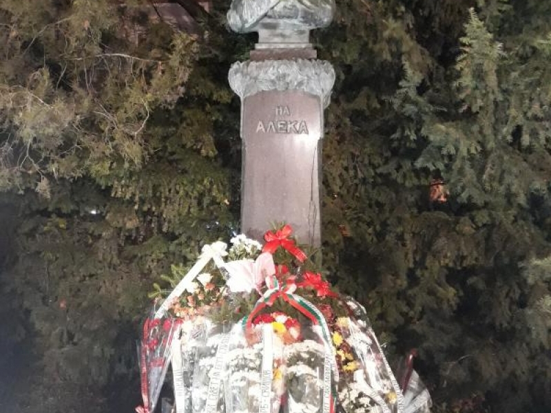 Паметникът на Алеко Константинов в Свищов бе обсипан с цветя за 155 годишнината от рождението на бележития българин