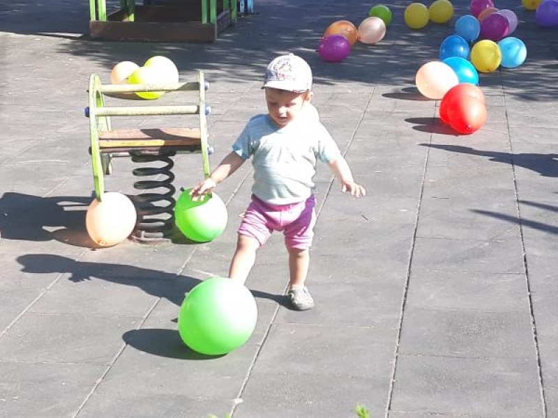 На 1 юни детските площадки се изпълниха с балони за свищовските деца