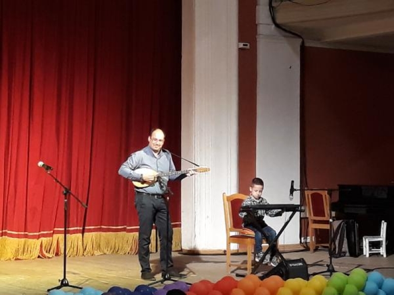  На Международния ден на детето в Свищов се проведе първото издание на празника „С мама и татко на сцена“ 