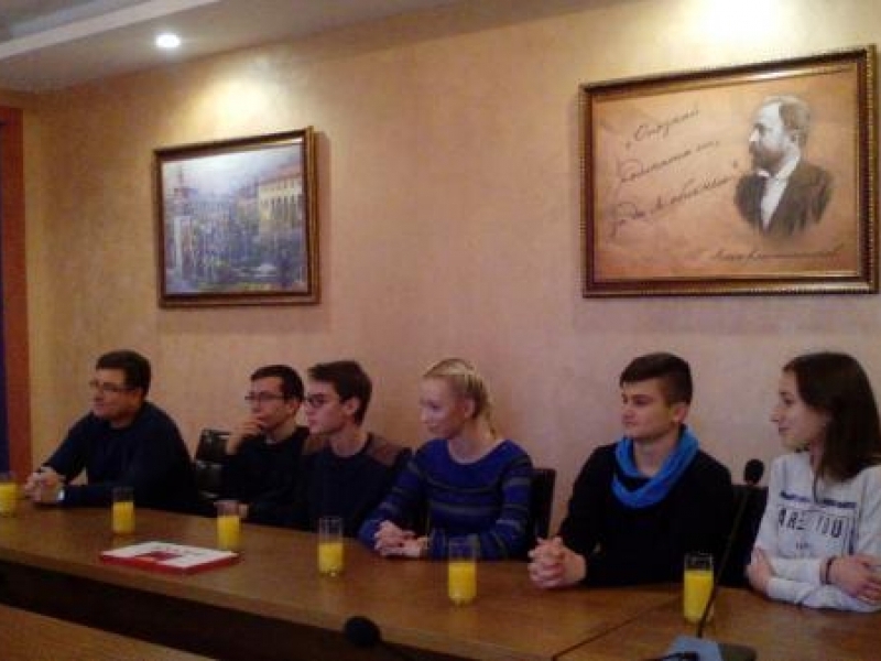 Кметът на община Свищов посрещна учениците спечелили посещение в Европейския парламент 