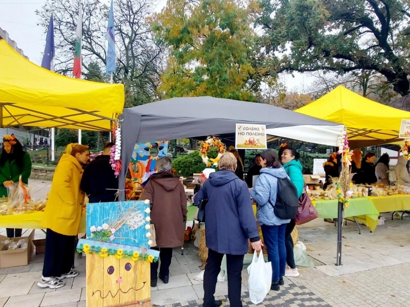 „Вкусът на есента“ озари площад „Алеко“ – с вкус, цветове и доброта за децата на Свищов 