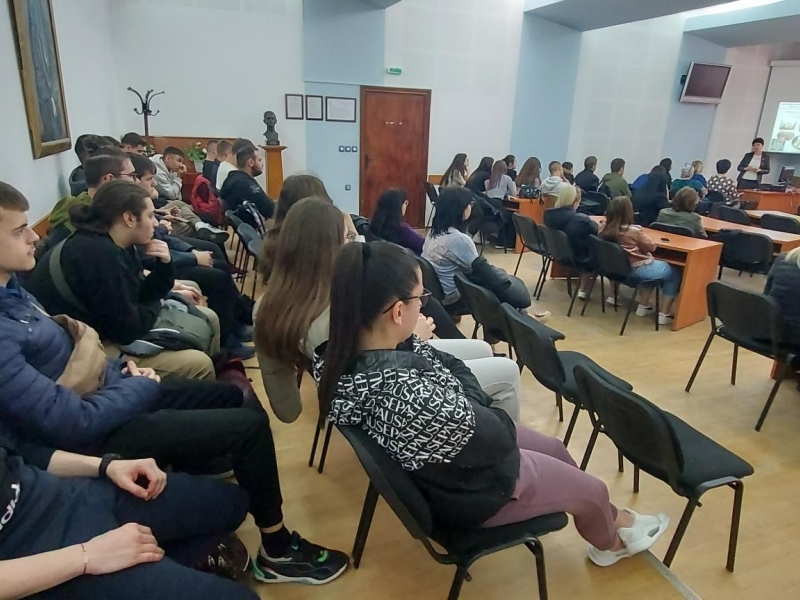 Свищовски ученици се срещнаха с представители на Медицински университет-Варна, филиал Велико Търново 
