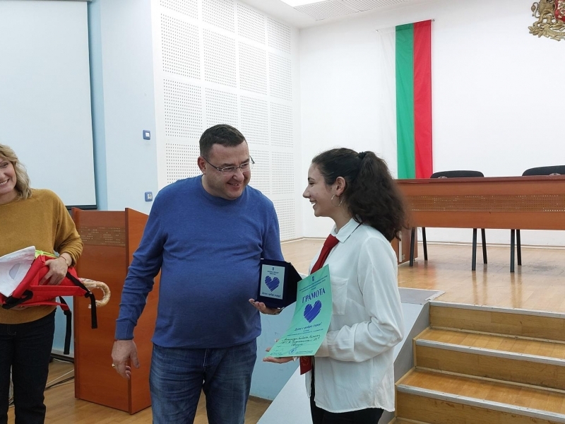 Местната комисия за борба срещу противообществени прояви в Свищов награди 32 деца с добри сърца 