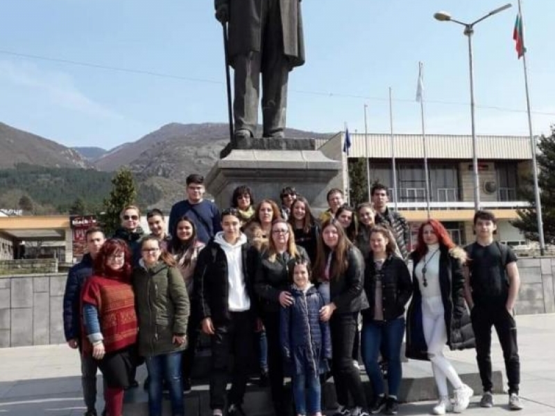 Ученици от четири свищовски училища бяха наградени с екскурзия до Карлово, Сопот и Калофер от община Свищов 