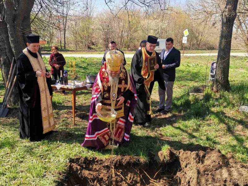 Великотърновският митрополит Григорий благослови първата копка за издигането на нов православен храм в село Хаджидимитрово 