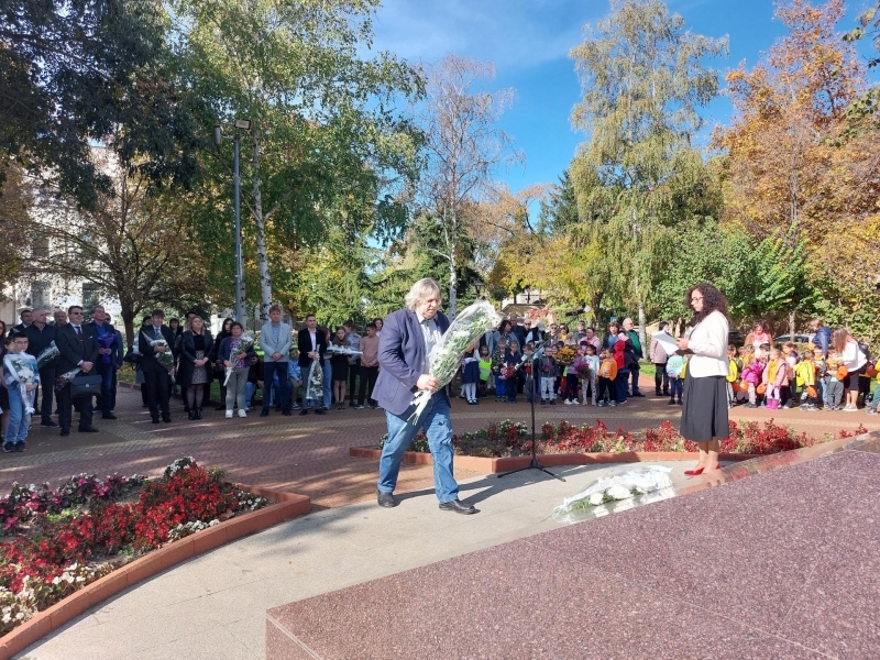 СВИЩОВ ОТБЕЛЯЗА ДЕНЯ НА НАРОДНИТЕ БУДИТЕЛИ С ТЪРЖЕСТВЕНА ЦЕРЕМОНИЯ ПРЕД ПАМЕТНИКА НА ДАРИТЕЛИТЕ