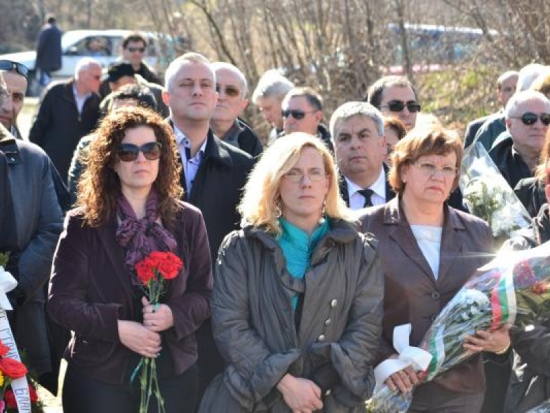 Кметът Станислав Благов се поклони пред жертвите на лагера „Слънчев бряг“ в Ловеч