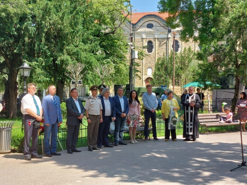 С общоградско поклонение днес в Свищов почетоха паметта на Ботев 