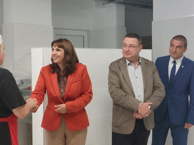 Министър Наталия Ефремова откри изцяло обновения Дом за стари хора „Мария Луиза“ в Свищов след мащабна реформа по НПВУ