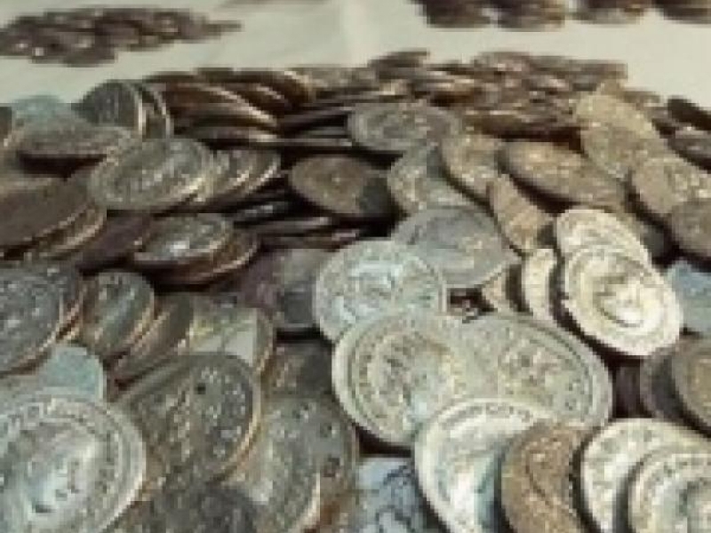 Митницата предаде на общината конфискувани монети и картина