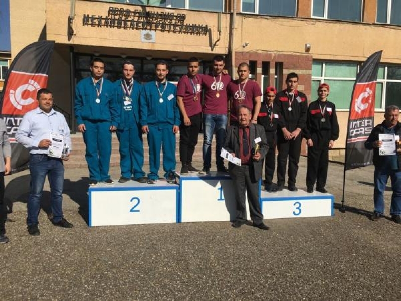 Възпитаници на СПГ „Алеко Константинов“ заеха трето място в регионален кръг на националното състезание „Най-добър млад автомонтьор и водач на МПС“