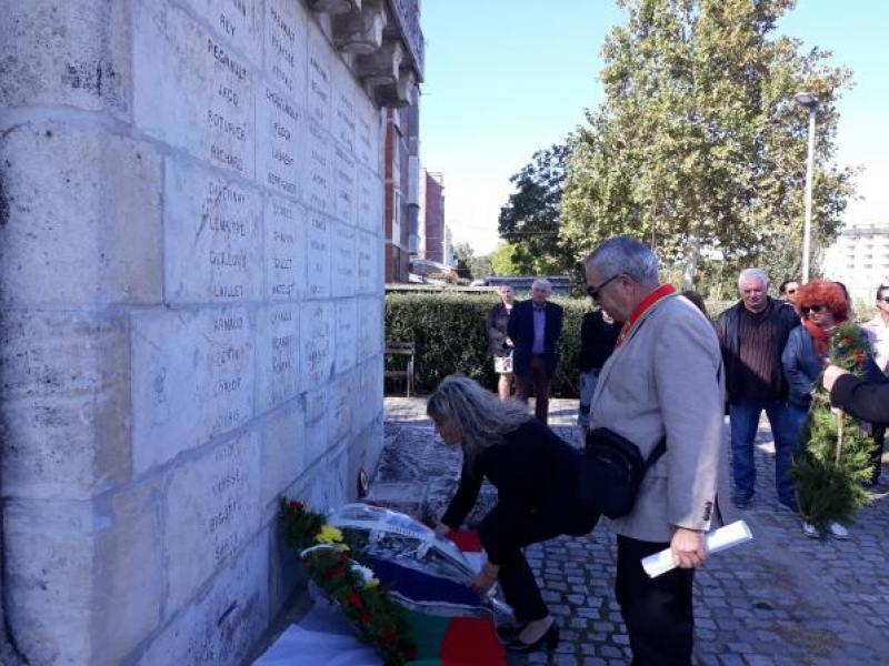 Френска делегация и представители на община Свищов се поклониха пред Паметника на 16-та колониална френска дивизия в града