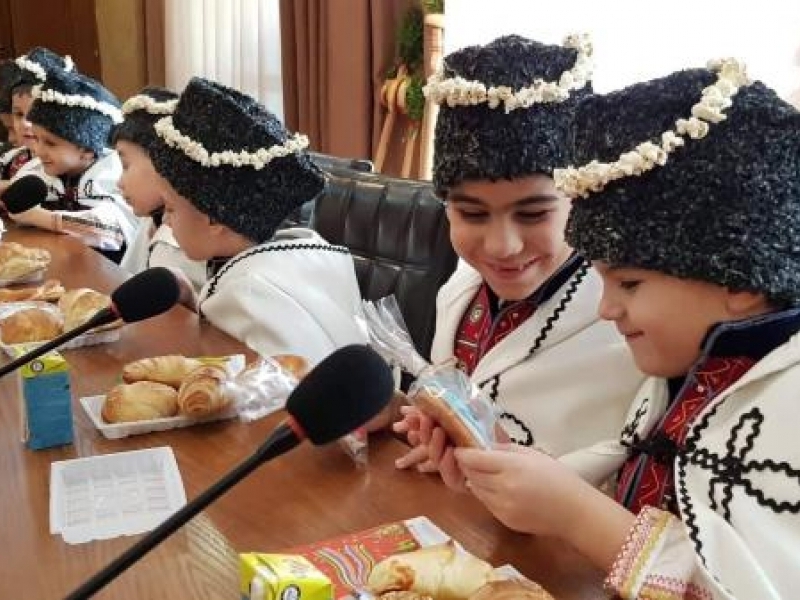 Коледарчета от ДГ «Калина Малина» и ДГ «Слънчо»  бяха скъпи гости  на община Свищов 