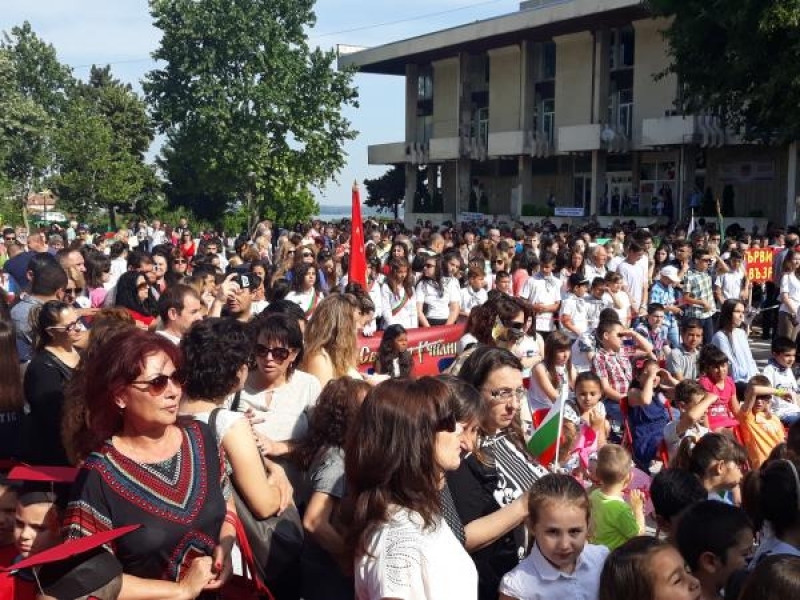 Празнично шествие изпълни улиците на Свищов по повод 24 май - Денят на славянската писменост и култура 