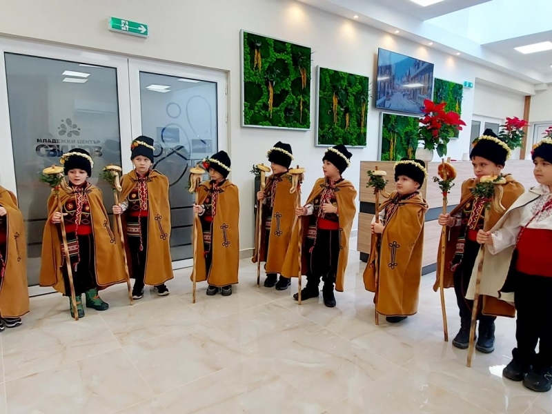 Младежки център – Свищов посрещна коледари от ДГ „Слънчо“  