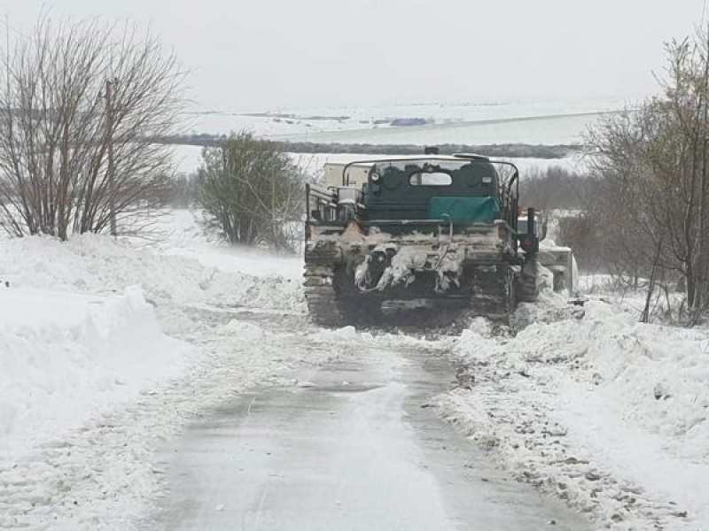Поради силното снегонавяване е затворен за движение на моторни превозни средства пътят до с. Козловец и с. Алеково