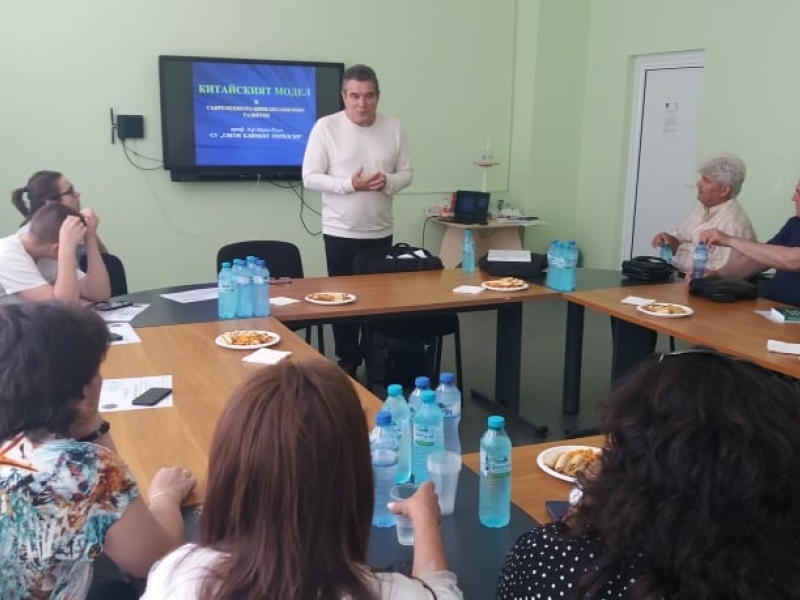 Председателят на професионалните географи в България  гостува в СУ „Николай Катранов“ и награди ученици 