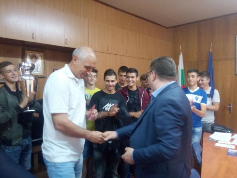 Кметът Генчев приветства футболистите на „Академик“ за купата на международния турнир във Франция   
