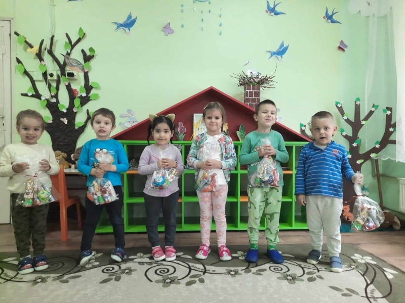 В навечерието на Великден общинското ръководство зарадва малчуганите с лакомства 