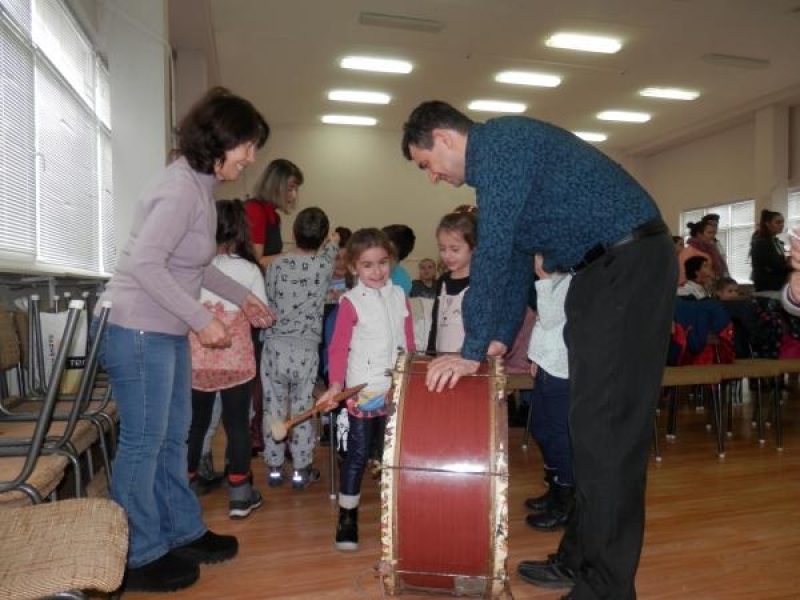 Музикален урок за деца от ДГ „Чиполино“ се проведе в СУ „Димитър Благоев” 