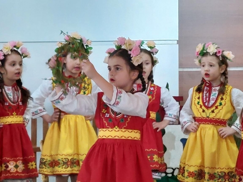 Лазарки от ДГ „Радост“ и ДГ „Калина Малина“ посетиха общинска администрация Свищов 