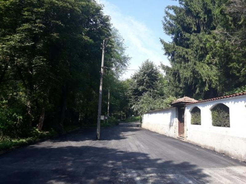 Асфалтиран е пътят до манастир "Покров Богородичен" край село Царевец