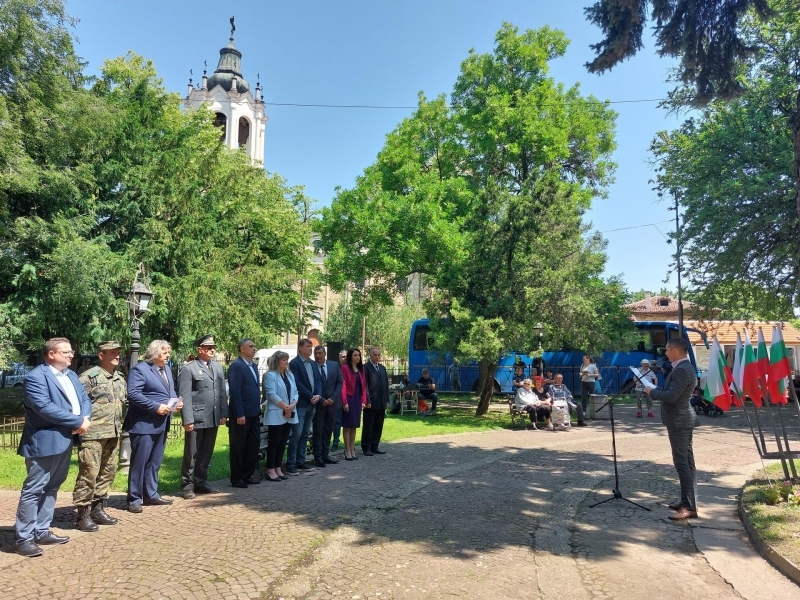 Денят на Ботев бе отбелязан с общоградско поклонение днес в Свищов 