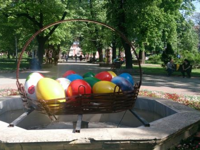      Нарушители на обществения ред откраднаха декоративно яйце от великденската украса на общината 