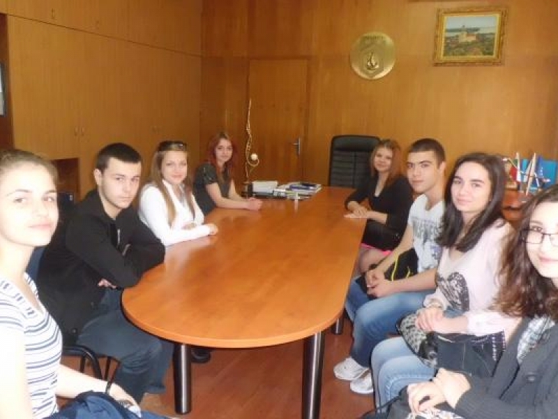 Ученици от СОУ „Цветан Радославов“ станаха  общински служители за един ден