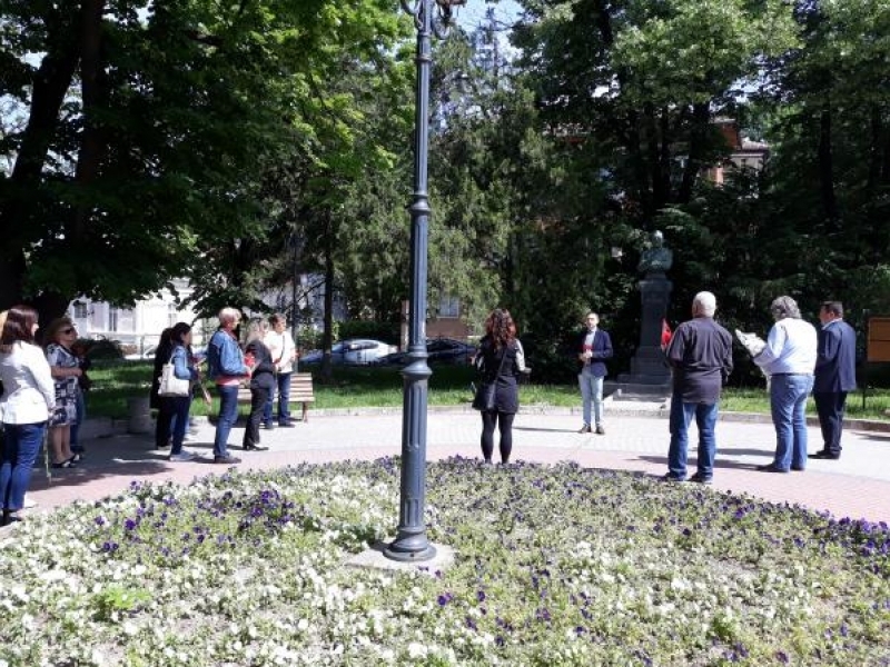 Цветя в  памет на Алеко Константинов бяха положени пред паметника му в родния град