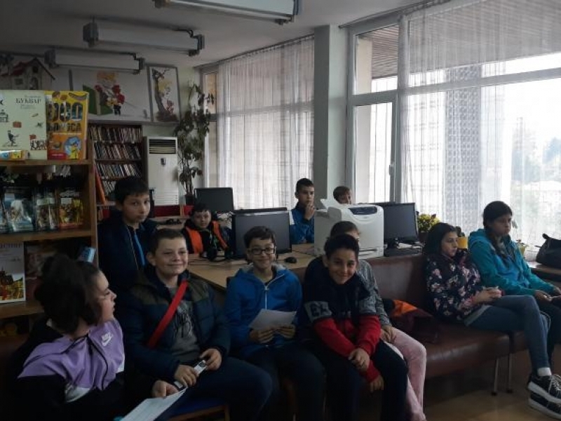 Ученици от СУ «Николай Катранов» взеха активно участие в програмата на община Свищов посветена на Деня на народните будители