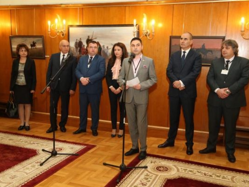 Община Свищов представи в Народното събрание изложба посветена на двама големи българи 