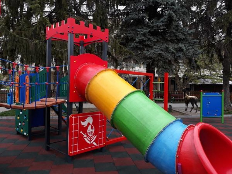 Малчуганите в Свищов се радват на изцяло обновена детска площадка в центъра на града