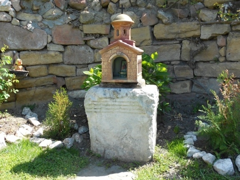 Древен параклис на Св. Георги поддържа в двора си свищовско семейство