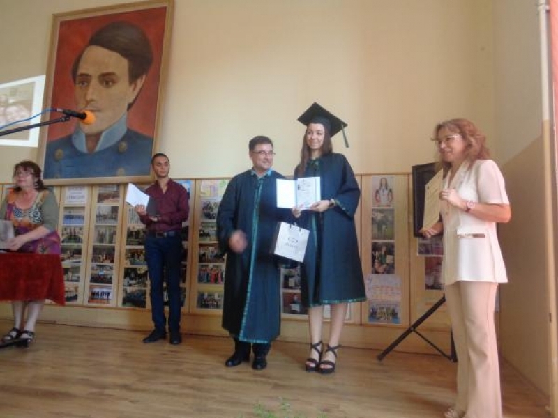 Зрелостниците на СОУ „Николай Катранов“ получиха дипломите си на тържествена церемония