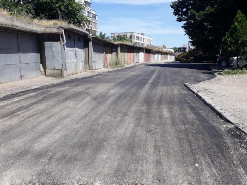 Проблемен участък от ул. „Средна гора“ беше изравнен и асфалтиран