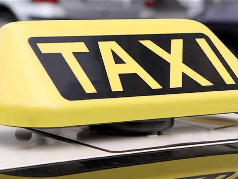 Одобряват издаването на разрешения за таксиметров превоз и холограмни стикери в Свищов 