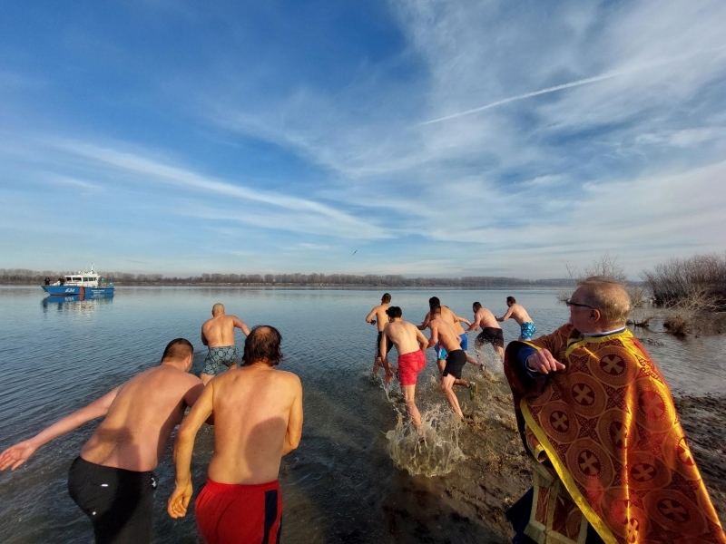 17-годишният Ивайло Йорданов спаси кръста от ледените води на река Дунав в Свищов  