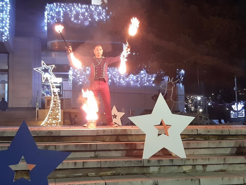 С огнено шоу и забавления грейнаха Коледните светлини в Свищов 
