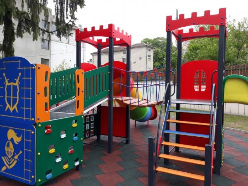 Малчуганите в Свищов се радват на изцяло обновена детска площадка в центъра на града