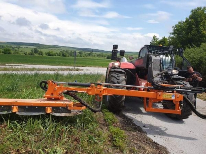 С високотехнологична техника община Свищов продължава почистването на банкетите и премахването на крайпътната растителност на общинската пътна мрежа