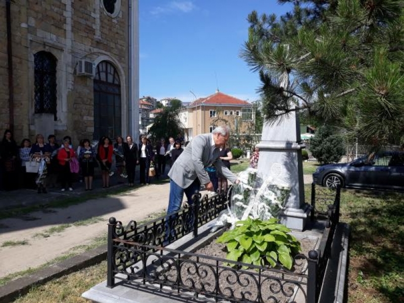 С поклонение пред гpoбa нa първия министър на Просвещението д-p Гeopги Атaнacoвич бе отбелязан 24 май в Свищов