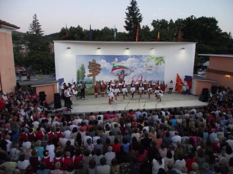 Около 3000 певци и танцьори се изявиха на сцената на фестивала “Фолклорен извор”
