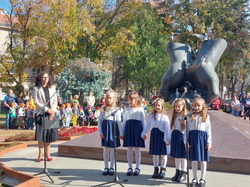 СВИЩОВ ОТБЕЛЯЗА ДЕНЯ НА НАРОДНИТЕ БУДИТЕЛИ С ТЪРЖЕСТВЕНА ЦЕРЕМОНИЯ ПРЕД ПАМЕТНИКА НА ДАРИТЕЛИТЕ