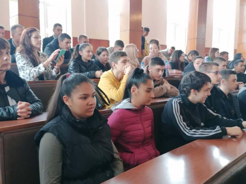 Ученици от ПДТГ "Димитър Хадживасилев" взеха участие в открита лекция на английски език за студенти и ученици в СА „Д. А. Ценов“