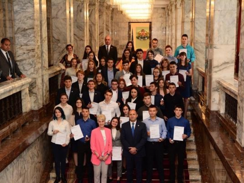 Ученици от СУ "Д. Благоев" - гр. Свищов с отличия на Международната награда на херцога на Единбург в България
