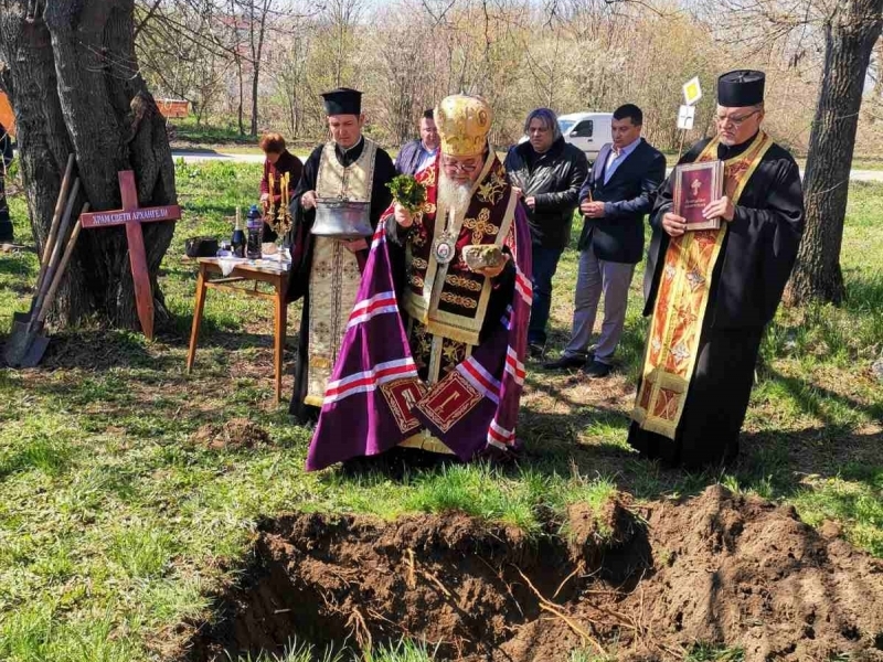 Великотърновският митрополит Григорий благослови първата копка за издигането на нов православен храм в село Хаджидимитрово 