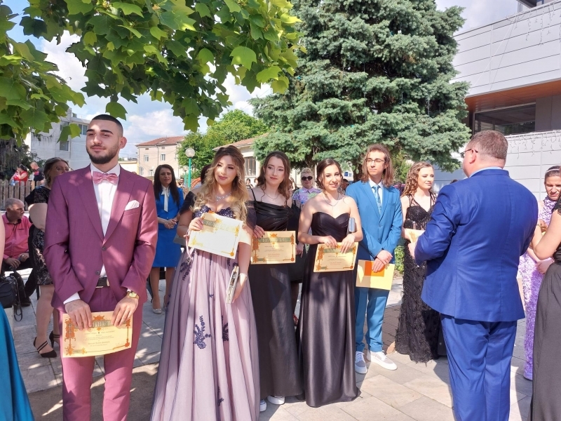 Община Свищов изпрати своите зрелостници с официална церемония и по червен килим