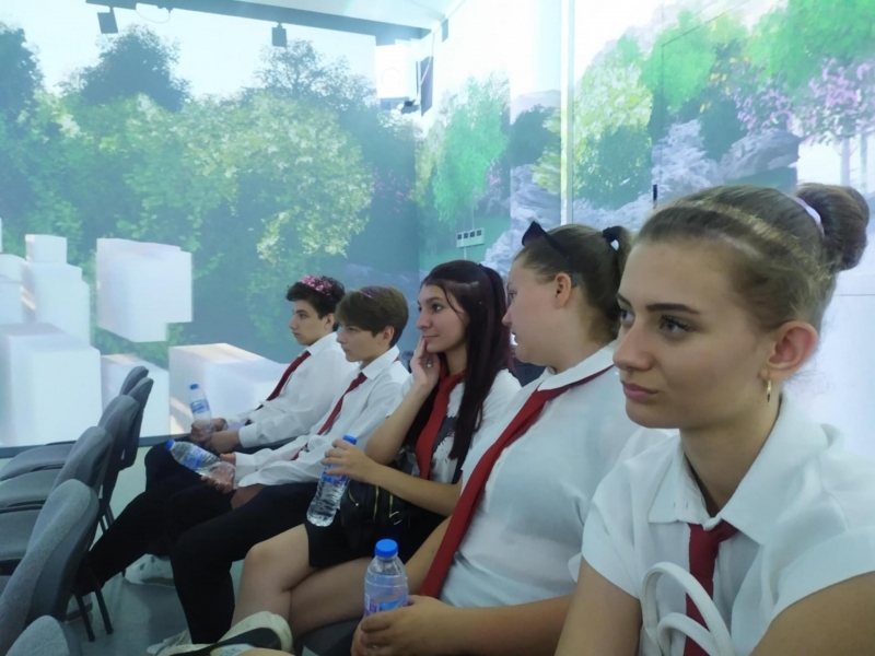Ученици от ПДТГ „Димитър Хадживасилев“ – Свищов взеха участие във форума „Свободен да избираш“ 